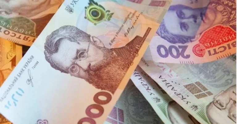 В Україні змінюють правила роботи з готівкою: до чого готуватися клієнтам банків