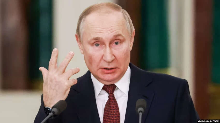 Порожній Кремль і десятки охоронців: пропагандисти показали прогулянку Путіна