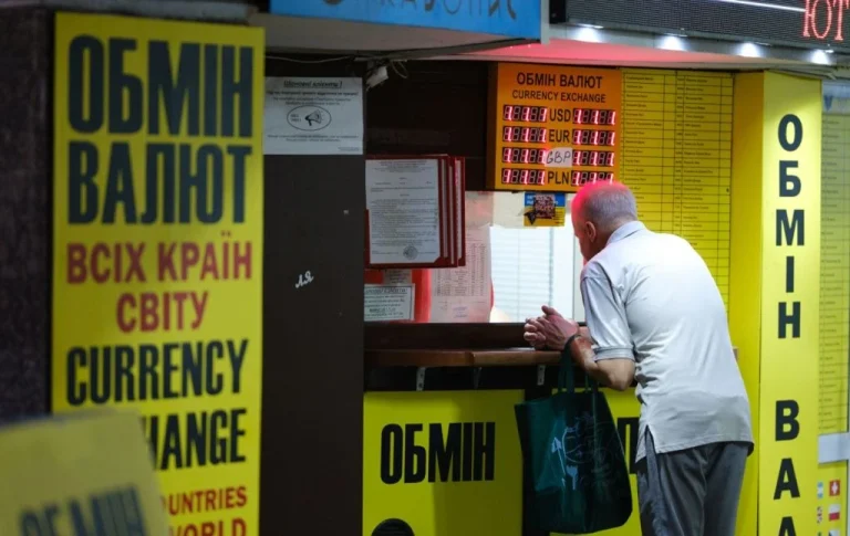 НБУ посилить контроль за обміном валюти: які операції потраплять під увагу банків