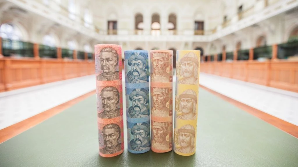 Перші 50 і 100 гривень надрукували, але українці їх так і не побачили